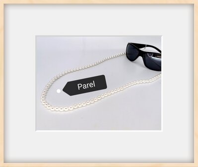 Trendy in fashion accessoires brillenkoord word vervangen door modieus cheque parel kralen ketting.