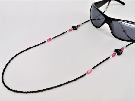 Trendy in fashion accessoires brillenkoord word vervangen door modieus grote en kleine kralen ketting.