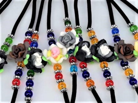 Zwarte armband met gekleurde kralen en roosje in midden 12 assorti