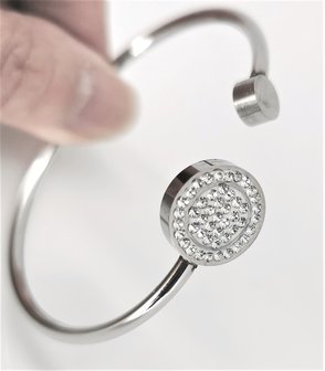 Edelstaal smalle ronde open Armband met rond strass steentjes.