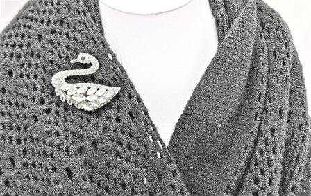 Magnet Brosche - Silver Swan - Crystal, perfekt um Schals, Wraps und Strickjacken ohne L&ouml;cher zu verschlie&szlig;en.