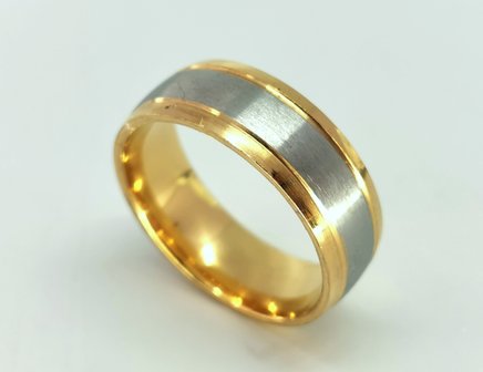 RVS goudkleurig ring brede geborsteld Zilver Kleur middenin en beide zijkant goud glanzend strookje. doos 36st