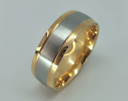 RVS goudkleurig ring brede geborsteld Zilver Kleur middenin en beide zijkant goud glanzend strookje. doos 36st
