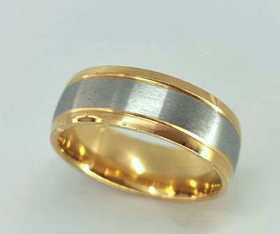 RVS goudkleurig ring brede geborsteld Zilver Kleur middenin en beide zijkant goud glanzend strookje. doos 36st