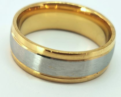 RVS goudkleurig ring brede geborsteld Zilver Kleur middenin en beide zijkant goud glanzend strookje. doos 36st