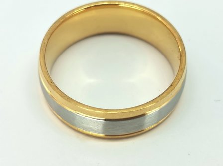 RVS goudkleurig ring brede geborsteld Zilver Kleur middenin en beide zijkant goud glanzend strookje. doos 36st