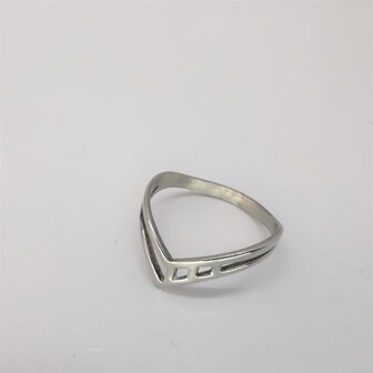 RVS - elegant - ring in prachtig - V motief., doos a 36st