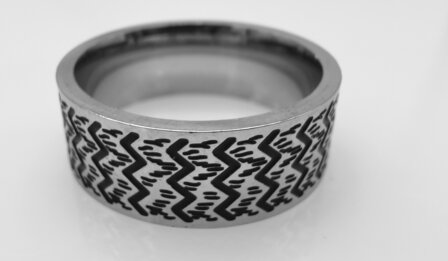 Stalen RVS ring zilverkleurig met zwart motief. doos 36 stuk.