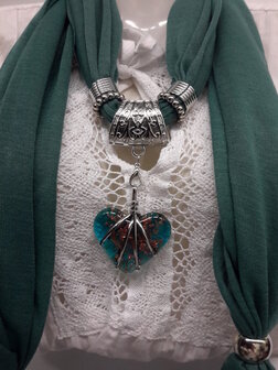 Hanger: Groen/blauw kleurig hartvormige murano.
