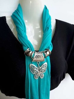 Sjaal met franjes en zilverkleurige hanger: vlinder, in 6 kleuren