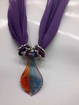 Sjaal met bladvormige murano glashanger, in 5 kleuren