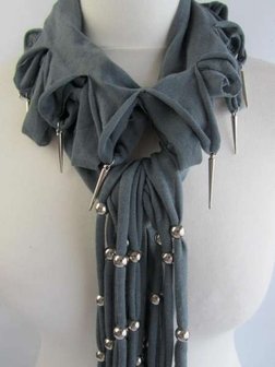 Sjaal ingeknipt en met zilverkleurige pegeltjes en bolletjes, in 6 kleuren