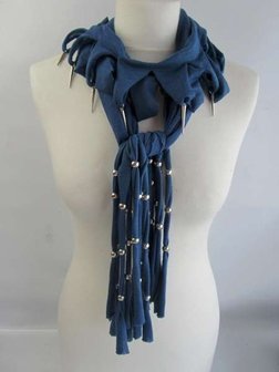 Sjaal ingeknipt en met zilverkleurige pegeltjes en bolletjes, in 6 kleuren