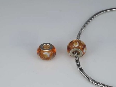 Bedeltje: pandora style murano, oranje-bruin, wit en zilver, per 6