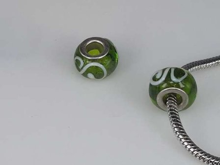 Bedeltje: pandora style murano, groen, witte krul, zilver, per 6