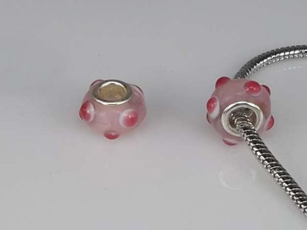 Bedeltje: pandora style murano, lichtroze met roze stipjes