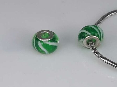 Bedeltje: pandora style murano, groen, witte strepen, zilver, per 6