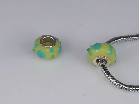 Bedeltje: pandora style murano, lichtgroen, aqua stipjes, per 6