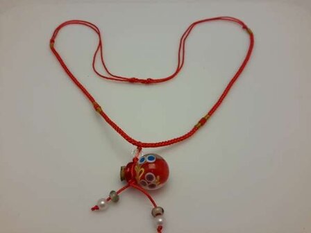 Touwketting, rood, hanger: rood bolvormig muranoflesje, facetkraal en diverse kralen