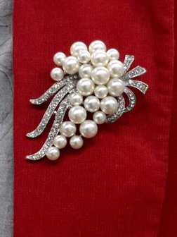 Broche, zilverkleur, tros met veel parels en strass