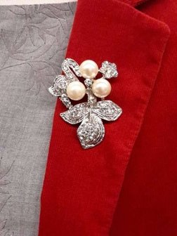 Broche, zilverkleur, 3 blaadjes, 3 parels en strass