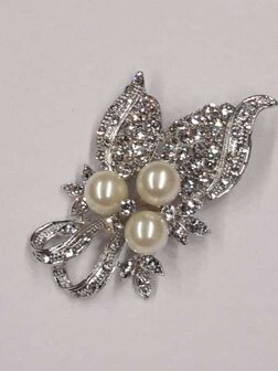 Broche, zilverkleur, blaadjes met 3 grote parels en strass