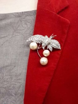 Broche, zilverkleur, strikjes met 3 grote parels en strass