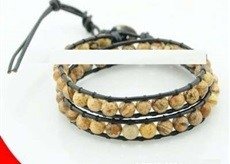 Wrap armband, zwart leer, ronde Versteend hout edelstenen kralen.