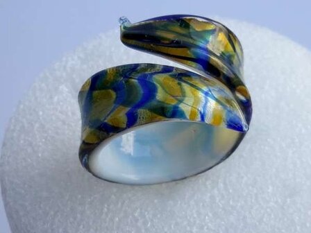 Ring, murano krullende model wit, blauw en goudgeel, 12 stuks