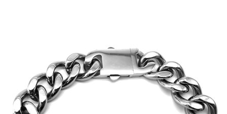 Silberfarbenes Stahlarmband mit groben Gliedern. L 22 cm