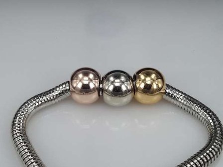 Armband, metalen ringen met 3 verschillende kleur kralen en 2 strasskralen, grote maat