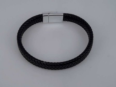 Lederen fijne gevlochten armband zwart met magneet sluiting.