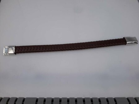 Lederen gevlochten armband bruin met magneet sluiting.