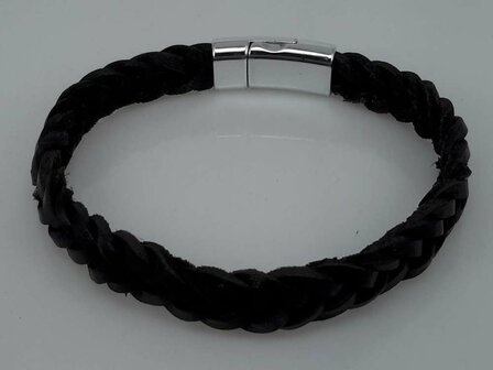 Stoere leren zwart gevlochten armband met magneet sluiting.