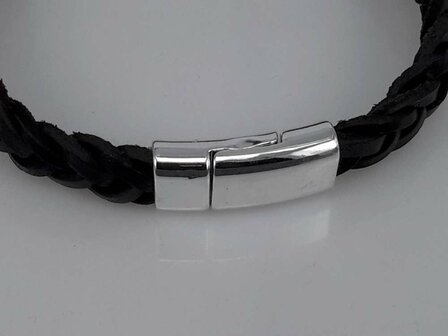 Leder schwarz geflochtenes Armband mit Magnetverschluss.