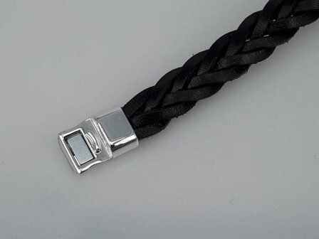 Stoere leren zwart gevlochten armband met magneet sluiting.