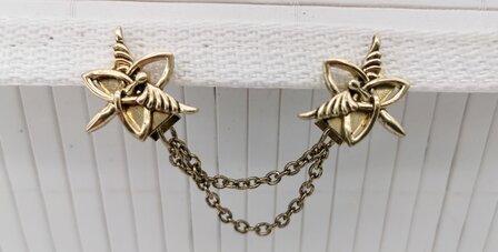 Clips met dubbel ketting  symbool Triquetra Engel in kleur goudlook.