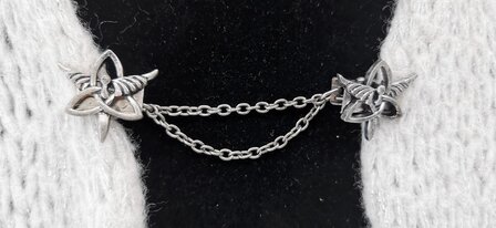Clips met dubbel ketting  symbool Triquetra Engel in kleur antiek zilver look.
