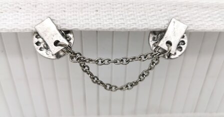 Clips met dubbel ketting Zeeuwse knoop in kleur antiek zilver look.