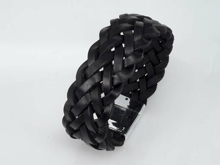 Stoere leren zwart breed dubbel gevlochten armband met magneet sluiting.