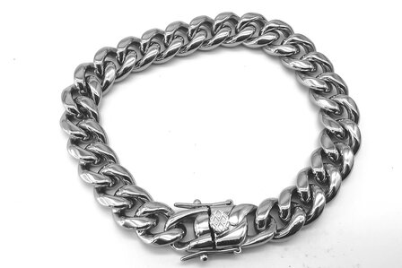 Silber-farbenes Gourmet-Gliederkettenarmband aus Stahl. L 18 cm