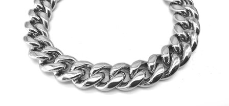 Silber-farbenes Gourmet-Gliederkettenarmband aus Stahl. L 18 cm