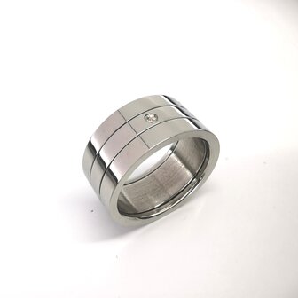 RVS brede triple  stress - spinning ringen met kleine zirkonia in middenste ring.  doos 36 st