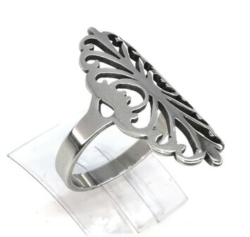 Edelstahl Ringe Silberring mit ausgeschnittener Figur.