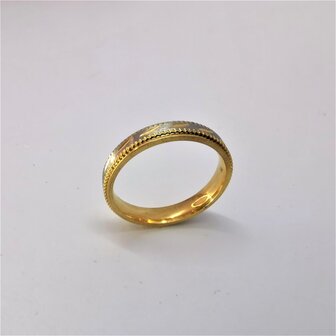 Edelstaal goudkleur ring met geborsteld zilver oppervlak en goudkleur schuin streep erin verwerkt