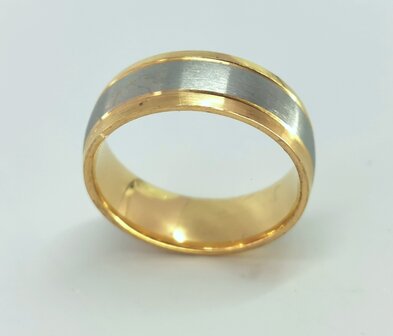 RVS goudkleurig ring brede geborsteld Zilver Kleur middenin en beide zijkant goud glanzend strookje.