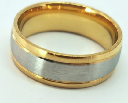 RVS goudkleurig ring brede geborsteld Zilver Kleur middenin en beide zijkant goud glanzend strookje.