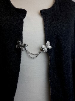 Clips met dubbel ketting vlinder in kleur antiek zilver look.