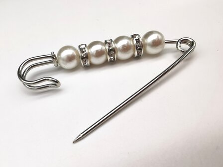 Anstecknadel, silberfarben, Perle &Oslash; 6 mm und dazwischen drei Ringe mit Strasssteinen.