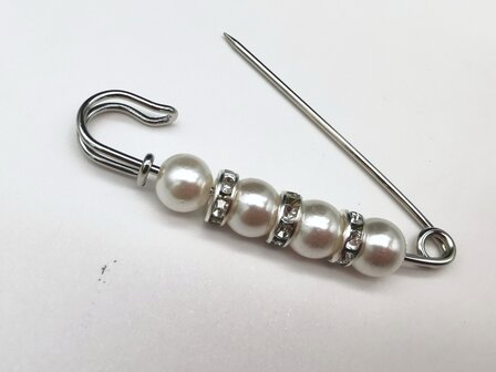 Anstecknadel, silberfarben, Perle &Oslash; 6 mm und dazwischen drei Ringe mit Strasssteinen.